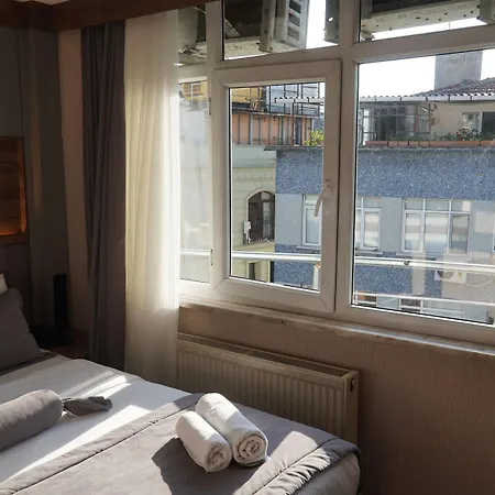 House Old Town فندق