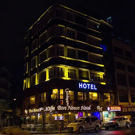 House Old Town فندق